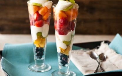 Ensalada de fruta y yogurt en capas