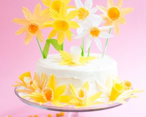 DIY una hermosa torta decorada con flores amarillas